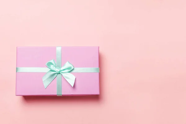 Navidad Año Nuevo cumpleaños celebración de San Valentín presente concepto romántico. Caja de regalo rosa aislada sobre fondo rosa —  Fotos de Stock