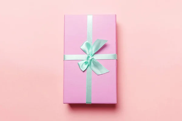 Navidad Año Nuevo cumpleaños celebración de San Valentín presente concepto romántico. Caja de regalo rosa aislada sobre fondo rosa —  Fotos de Stock