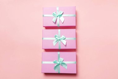 Yılbaşı yeni yıl doğum günü Sevgililer günü kutlama romantik kavramı mevcut. Üç pembe hediye boxex pembe arka plan izole
