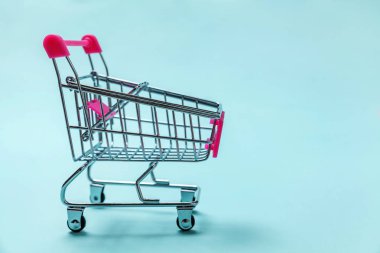 Mavi arka plan küçük süpermarket bakkal oyuncak itme at arabası