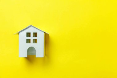 Mor Menekşe pastel arka plan minyatür beyaz oyuncak ev