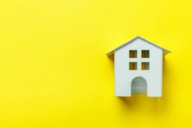 Mor Menekşe pastel arka plan minyatür beyaz oyuncak ev