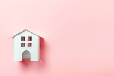 Pastel pembe minyatür beyaz oyuncak ev