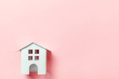 Pastel pembe minyatür beyaz oyuncak ev