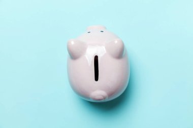 Pembe mavi arka plan üzerinde izole kumbara