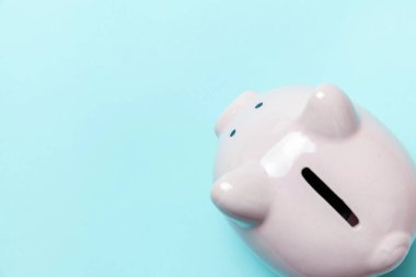 Pembe mavi arka plan üzerinde izole kumbara