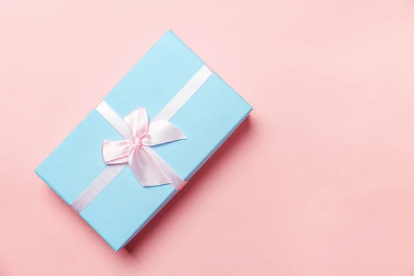 Navidad Año Nuevo cumpleaños celebración de San Valentín presente concepto romántico. Caja de regalo azul aislada sobre fondo rosa —  Fotos de Stock