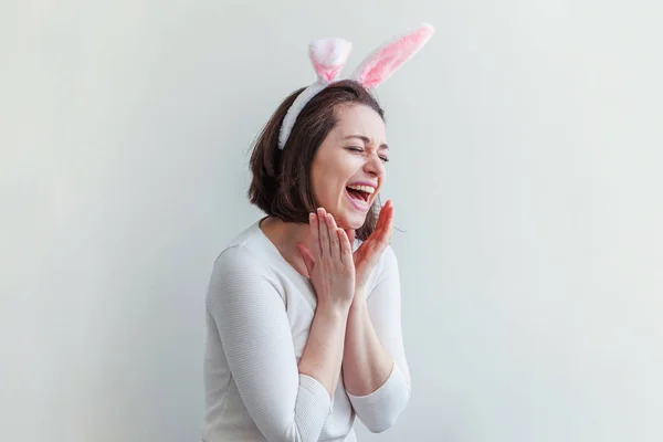 Buone vacanze di Pasqua concetto primavera celebrazione. Giovane donna che indossa orecchie di coniglio il giorno di Pasqua isolato su sfondo bianco — Foto Stock