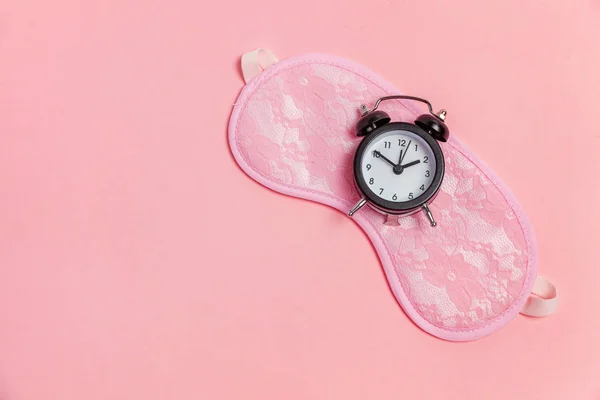 Masque de sommeil et réveil sur fond rose — Photo