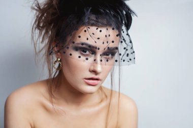 Güzellik moda modeli kız mükemmel güzel çıplak makyaj stüdyo beyaz arka planda poz ile