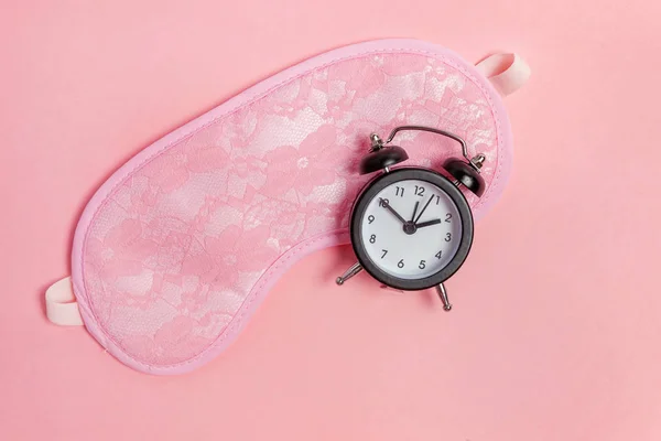 Masque de sommeil et réveil sur fond rose — Photo