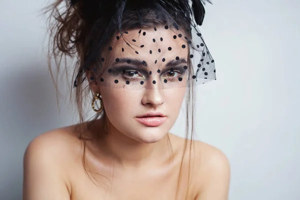 Piękno mody model dziewczyna z idealnym piękny makijaż nagie pozowanie w studio białe tło — Zdjęcie stockowe
