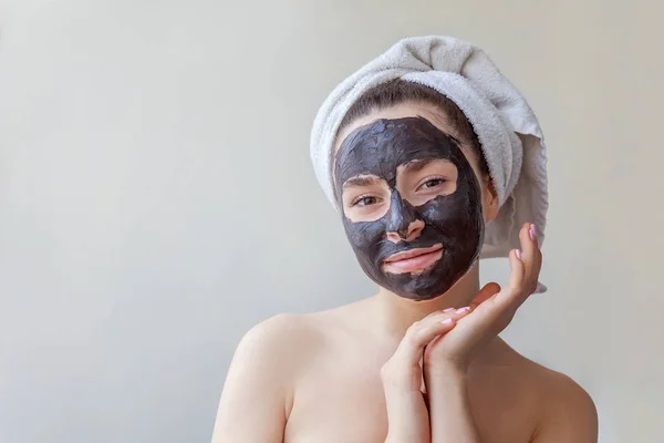 Vrouw zwarte voedende masker aanbrengen op gezicht — Stockfoto