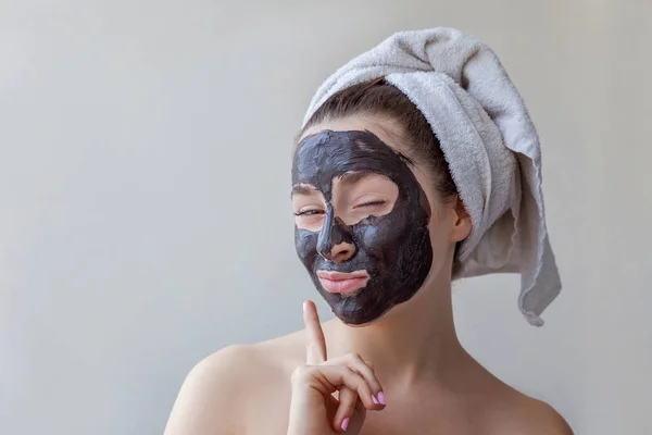 Kvinna som tillämpar svart närande mask på ansikte — Stockfoto