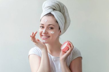 Krem veya besleyici maske ile kadın yüzü. Afiş