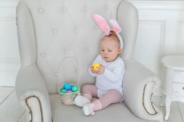 부활절 날에 토끼 귀를 착용 하 고 그려진된 계란을 놀고 어린 아이 소녀 — 스톡 사진