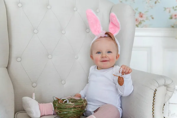 Petite fille enfant portant des oreilles de lapin le jour de Pâques et jouant avec des œufs peints — Photo