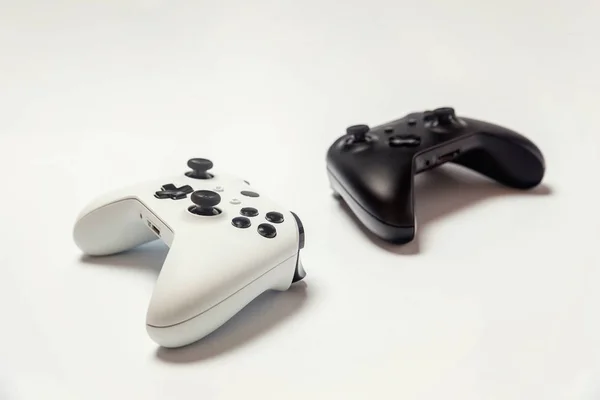 Witte en zwarte joystick op witte achtergrond — Stockfoto