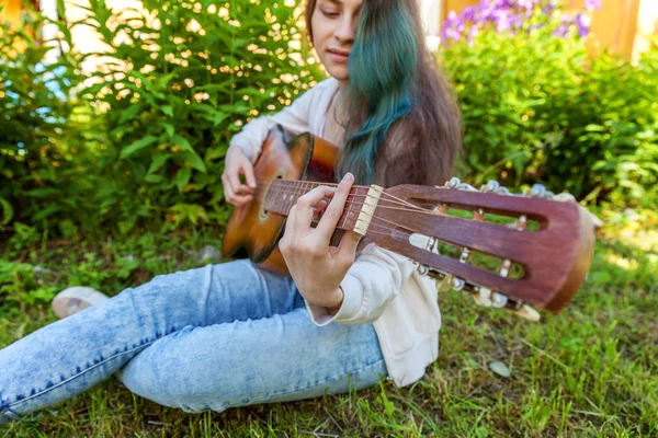 Mulher mãos tocando guitarra acústica — Fotografia de Stock