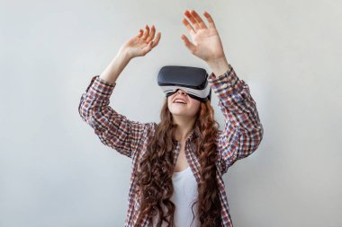 VR kulaklık kullanan kadın
