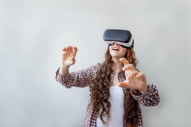 VR kulaklık kullanan kadın