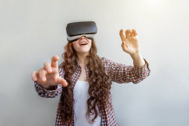 VR kulaklık kullanan kadın