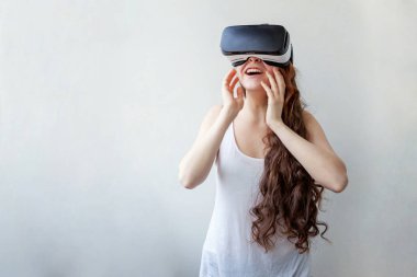 VR kulaklık kullanan kadın