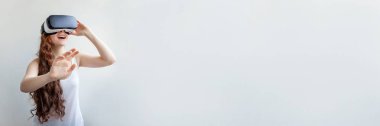 VR kulaklık kullanan kadın