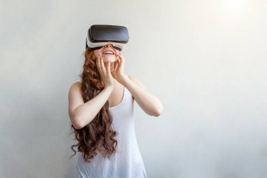 VR kulaklık kullanan kadın