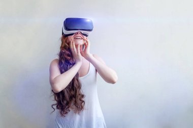 VR kulaklık kullanan kadın