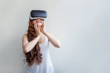 VR kulaklık kullanan kadın