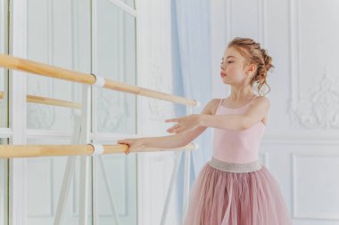 Genç balerin dans sınıf