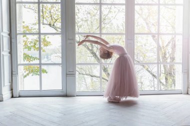 Genç balerin dans sınıf