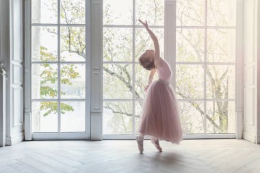 Genç balerin dans sınıf