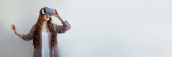 Mulher usando fones de ouvido vr — Fotografia de Stock