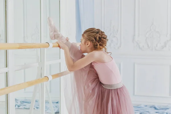 Mladá baletka v taneční třídě — Stock fotografie