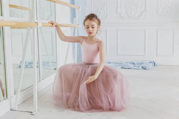 Joven bailarina de ballet en clase de baile —  Fotos de Stock