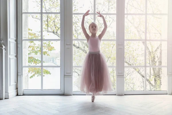 Jonge balletdanser in dansles — Stockfoto