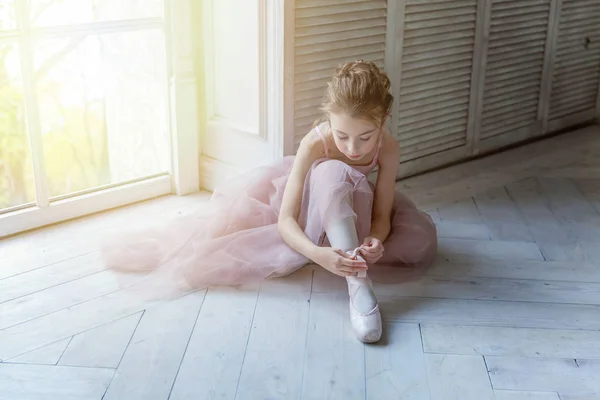 Joven bailarina de ballet en clase de baile —  Fotos de Stock