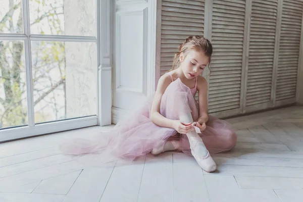 Jeune danseuse de ballet en cours de danse — Photo