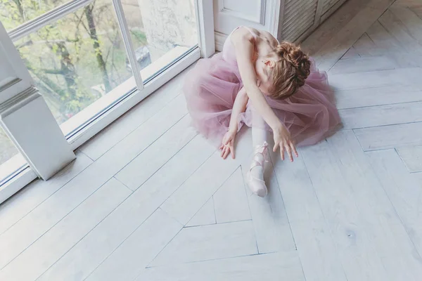 Jeune danseuse de ballet en cours de danse — Photo