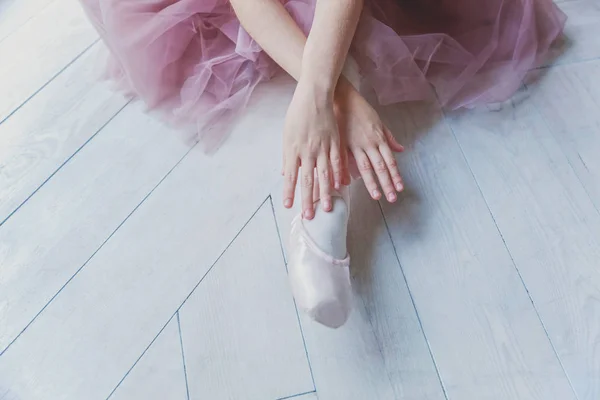 Ballerine mains met pointes chaussures sur la jambe en classe de danse — Photo