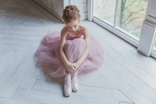 舞蹈课上的年轻芭蕾舞演员 — 图库照片