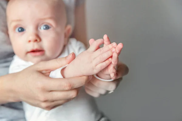 Молода мама і новонароджена дитина плескають своїми руками — стокове фото