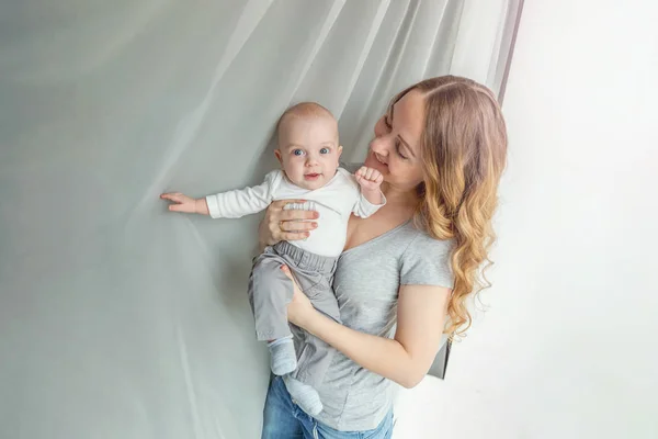 Young mother holding her newborn child — Stock Photo, Image