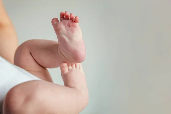 Apró újszülött csecsemő hím vagy nőstény baba láb és a lábujjak, a fehér háttér. — Stock Fotó