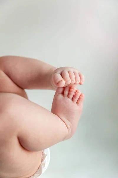 작은 신생아 유아 남성 또는 여성 아기 발 및 발가락 흰색 배경. — 스톡 사진