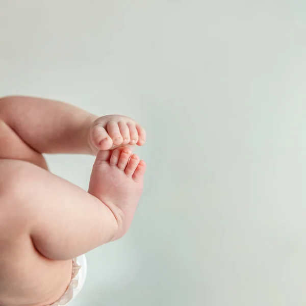 Крихітні новонароджені дитячі чоловічі або жіночі ноги і пальці на білому тлі . — стокове фото