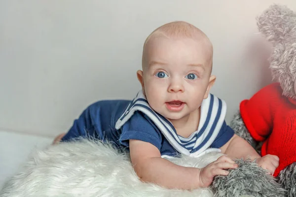 유아 아기 베개에 백색 침실 배경에 곰 장난감 거짓말 — 스톡 사진