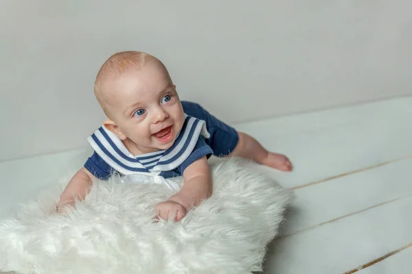 Βρέφος μωρό αγόρι βρίσκεται στο μαξιλάρι σε φόντο λευκό υπνοδωμάτιο — Φωτογραφία Αρχείου